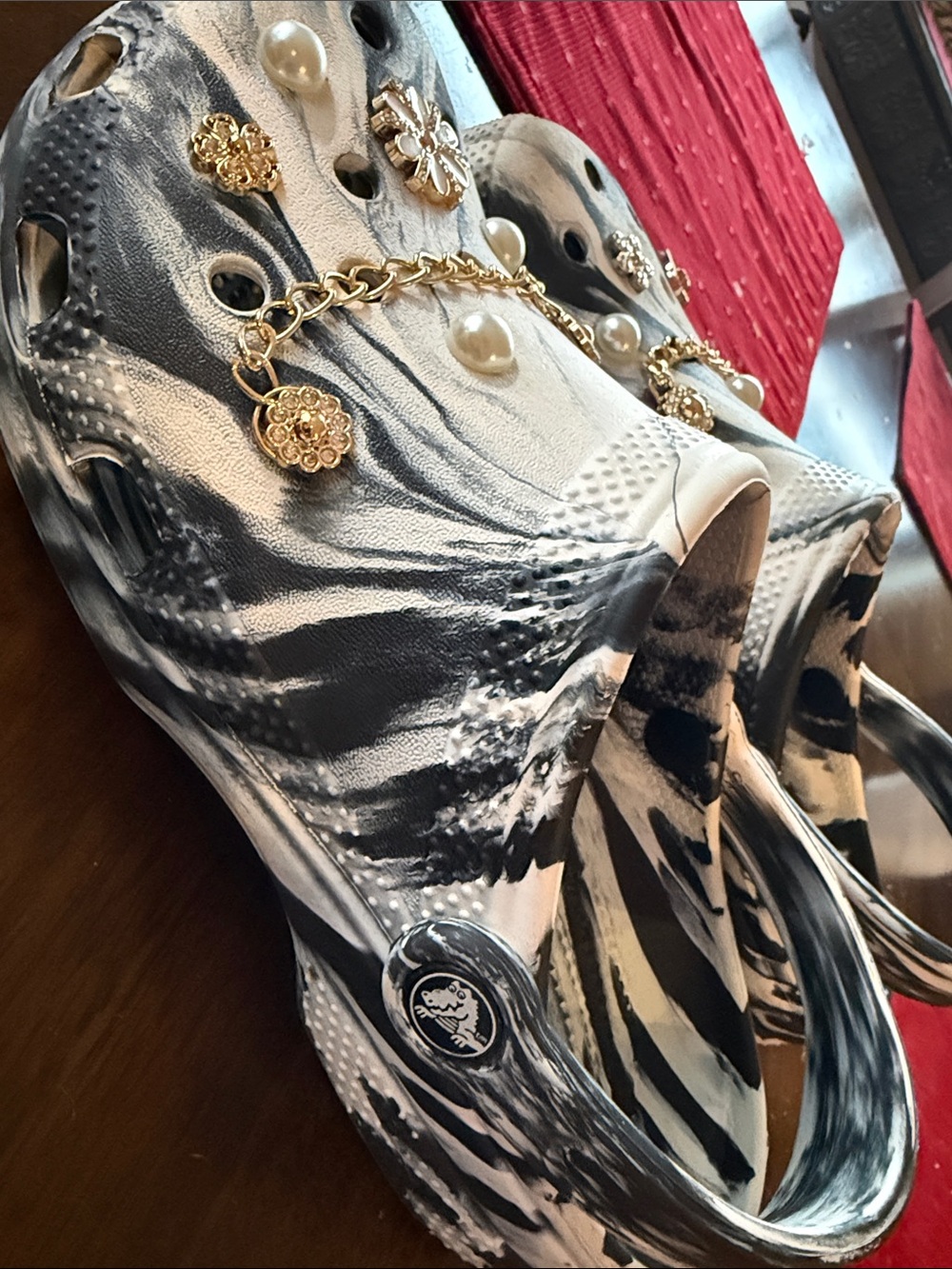 Women's White & Black Marbled Slip-On Clog crocs Gold Chain Accents pearls - Picture 3 of 4